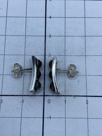 Aretes sobre escala mostrando peso de 3 gramos el par