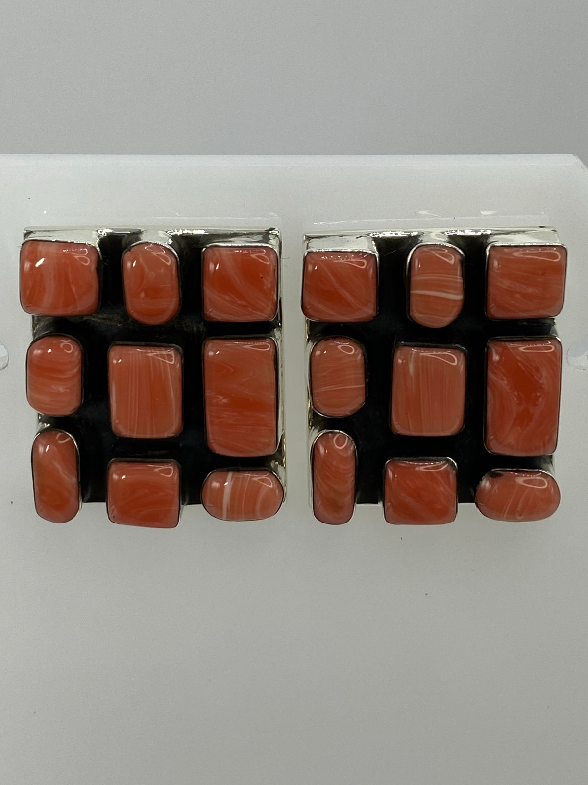 Aretes de coral rosa vistos de frente, mostrando el tamaño 2.1 × 2.2 cm
