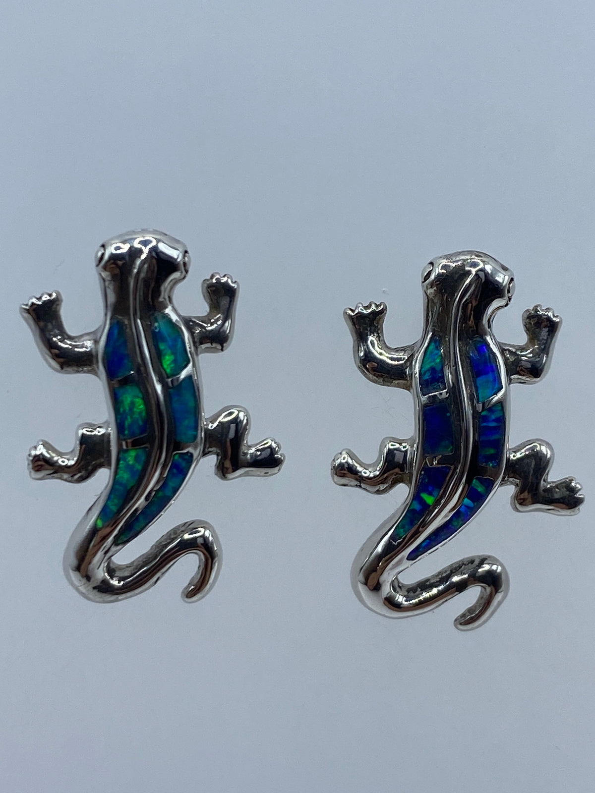 Par de aretes de plata 925 en forma de lagartija con ópalo de fuego azul, vista frontal
