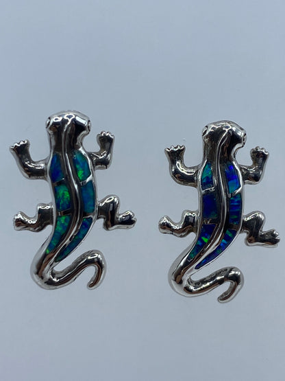 Par de aretes de plata 925 en forma de lagartija con ópalo de fuego azul, vista frontal