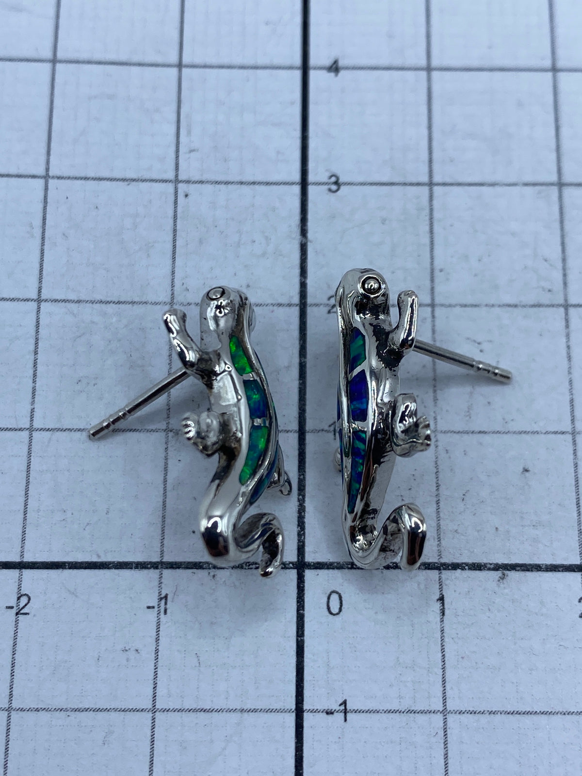 Reverse de los aretes mostrando el Quinto 925 grabado