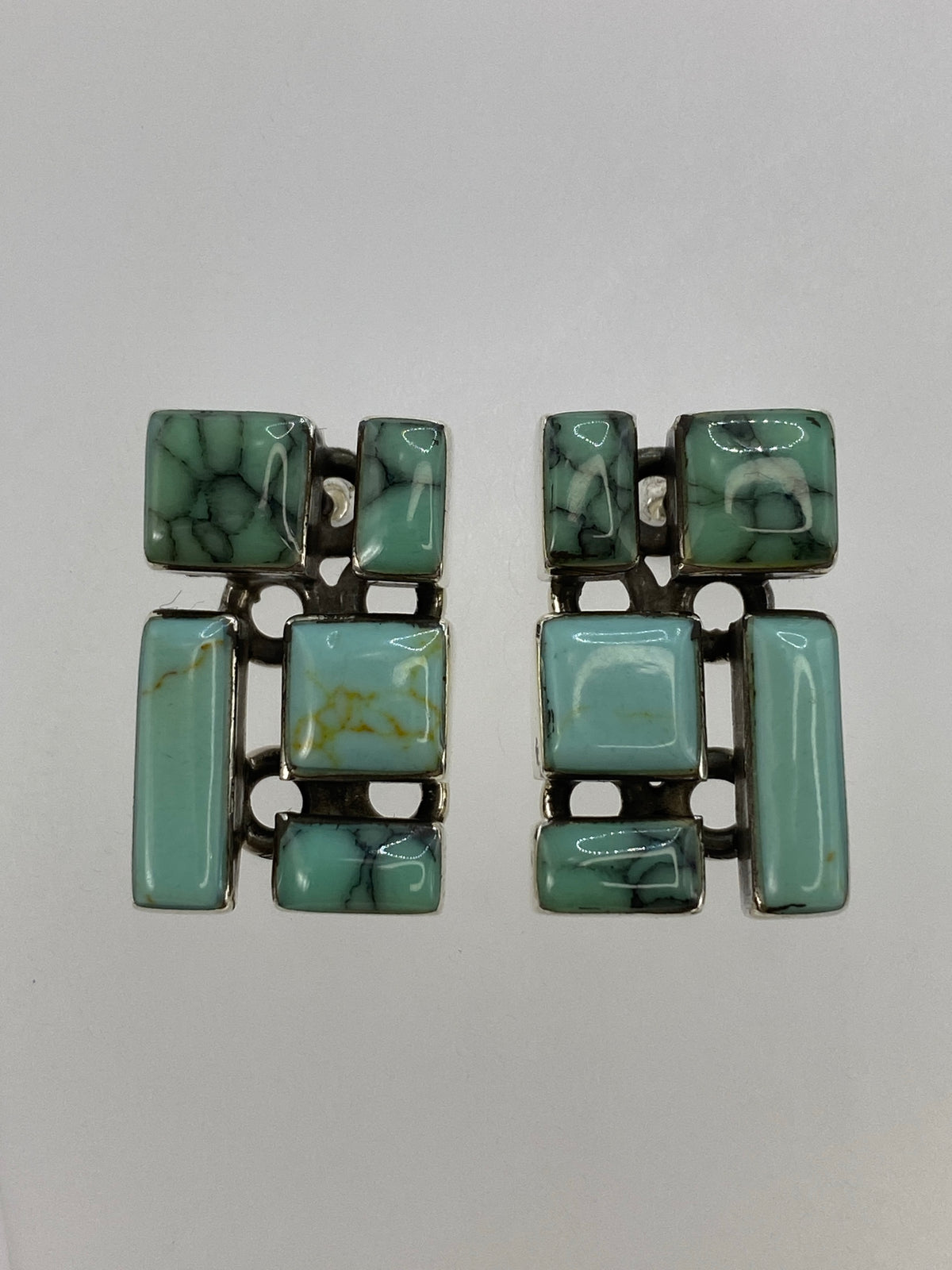 Aretes de plata con turquesa azul cielo engastada a mano, par simétrico
