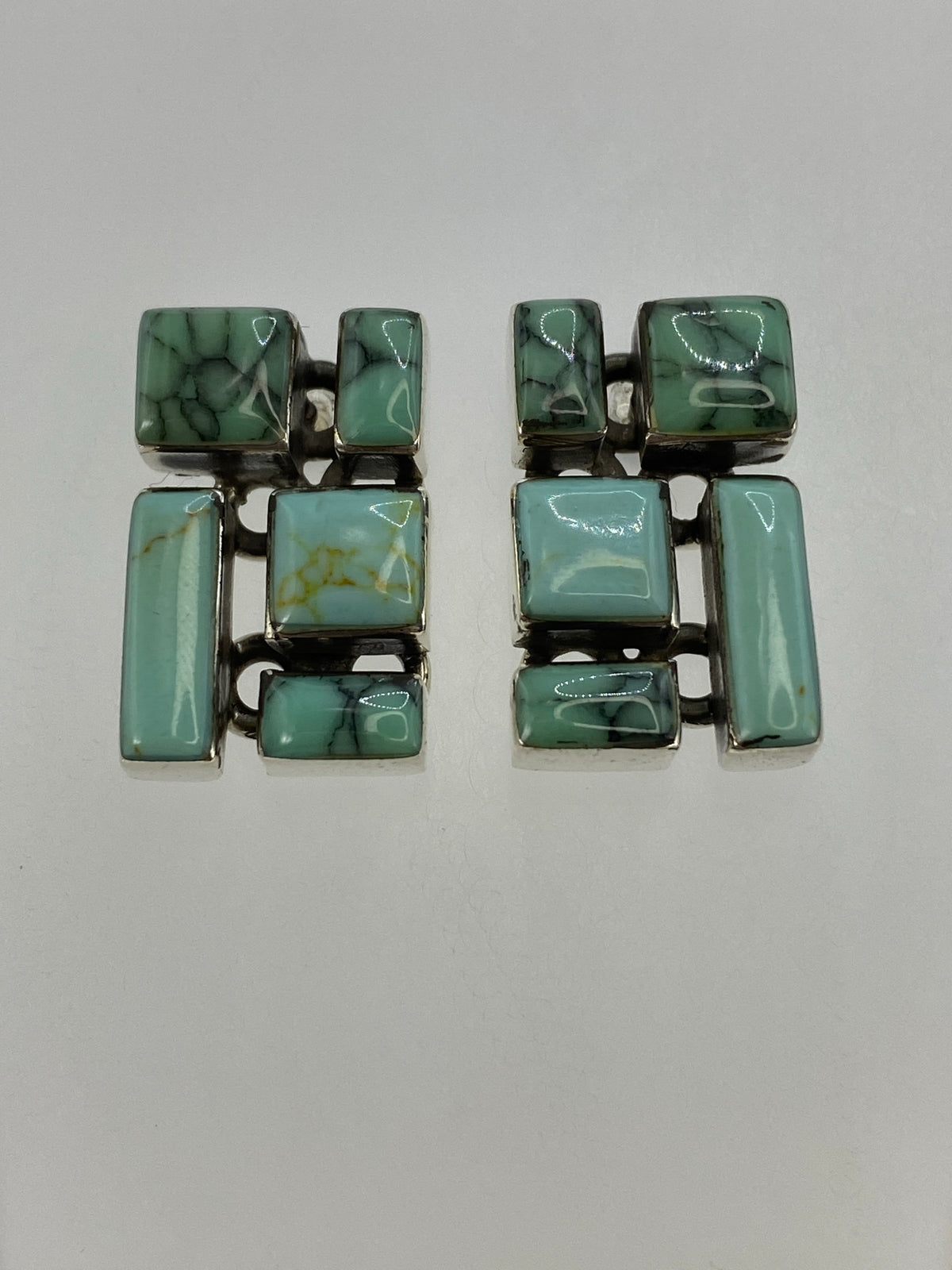 Detalle de los engastes de turquesa azul en marco de plata 925