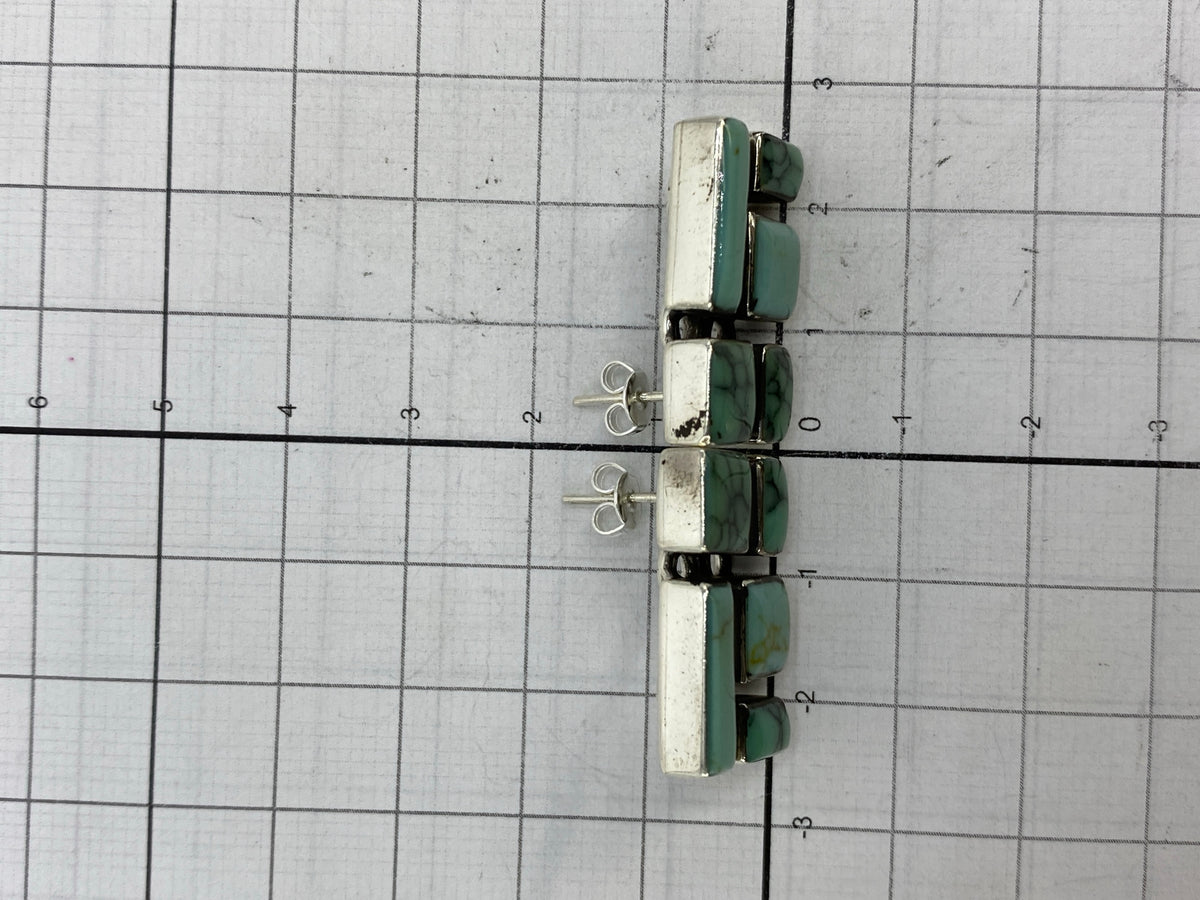 Aretes medidos en escala, 2.4 cm de largo, listos para usar