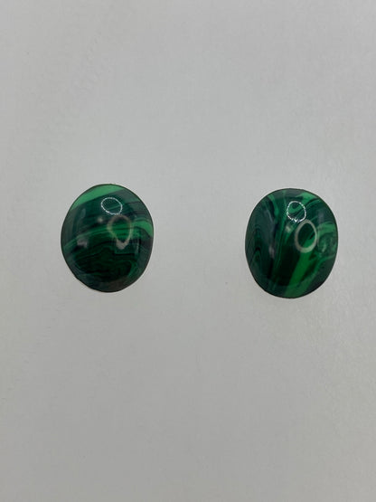 Par de aretes de plata con malaquita verde, vista frontal de los cabujones pulidos