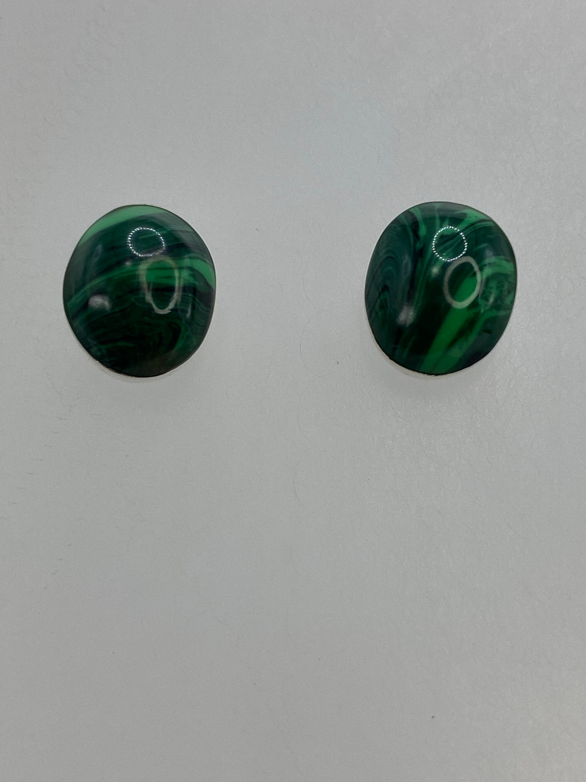 Aretes de malaquita verde en montura de plata 950 con Quinto, detalle del engaste