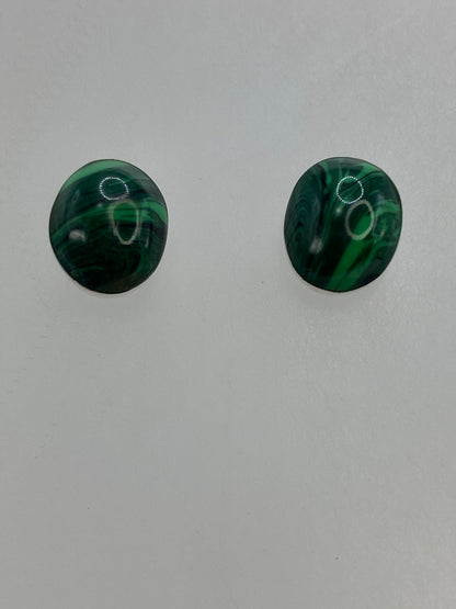 Aretes de malaquita verde en montura de plata 950 con Quinto, detalle del engaste
