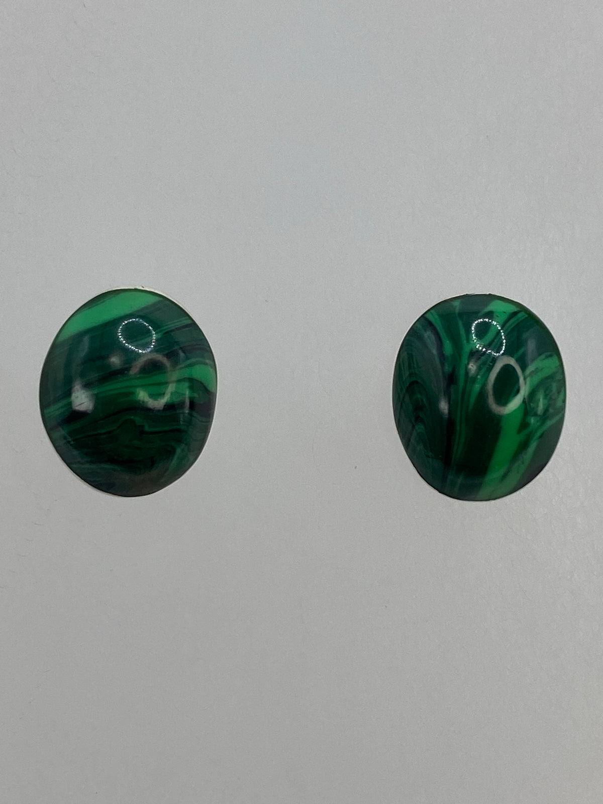 Aretes sobre regla métrica mostrando tamaño de 1.9 cm de largo