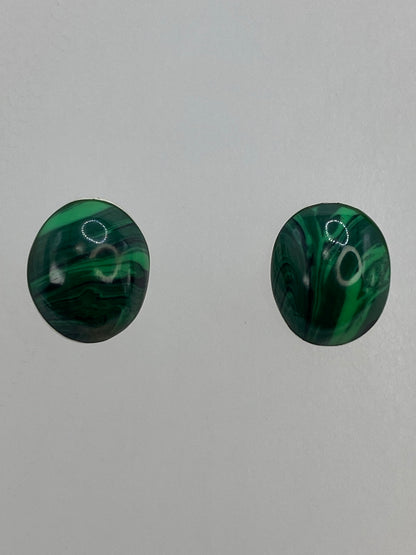 Aretes sobre regla métrica mostrando tamaño de 1.9 cm de largo