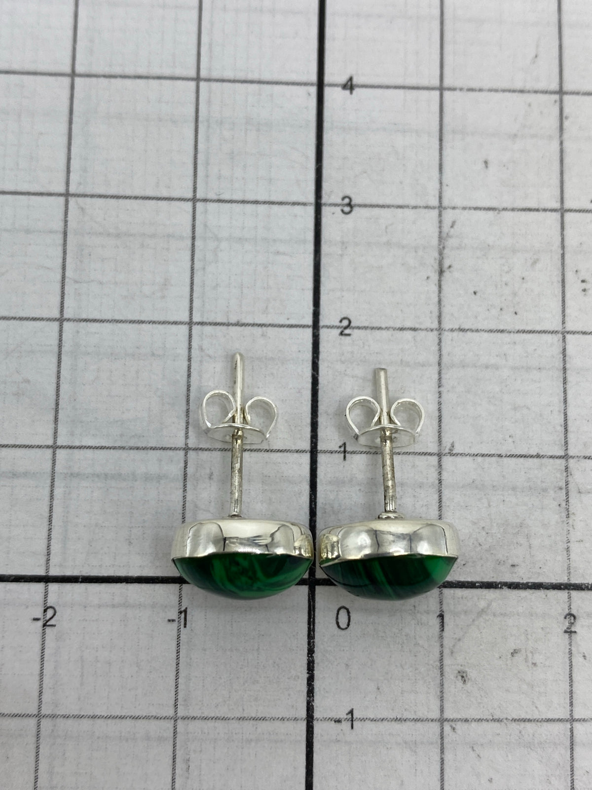 Sello 950 en la montura de plata de los aretes de malaquita