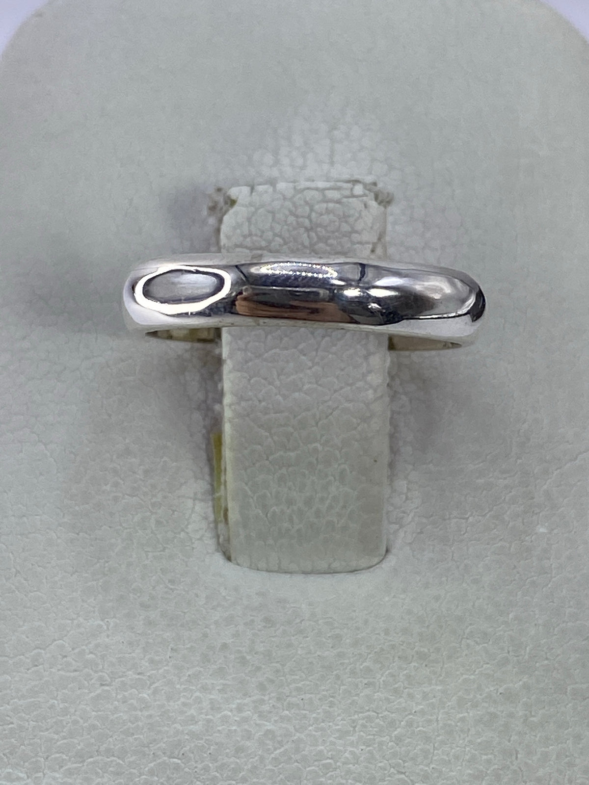Anillo de plata 925 minimalista con banda lisa pulida, visto de frente