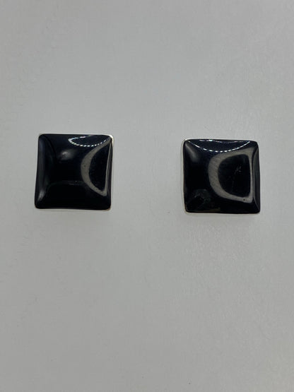 Par de aretes minimalistas de plata con piedra de ónix, vista frontal