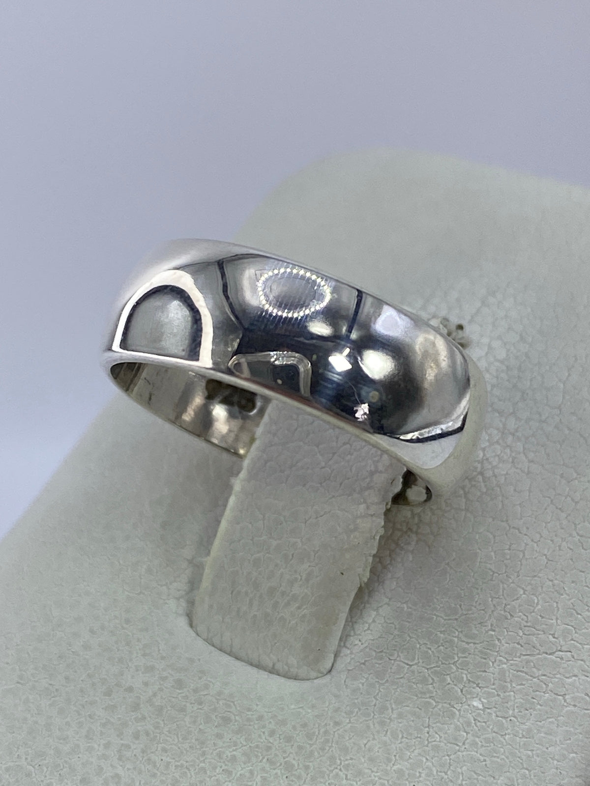 Anillo de plata en talla 5, detalle del pulido y del Quinto 925