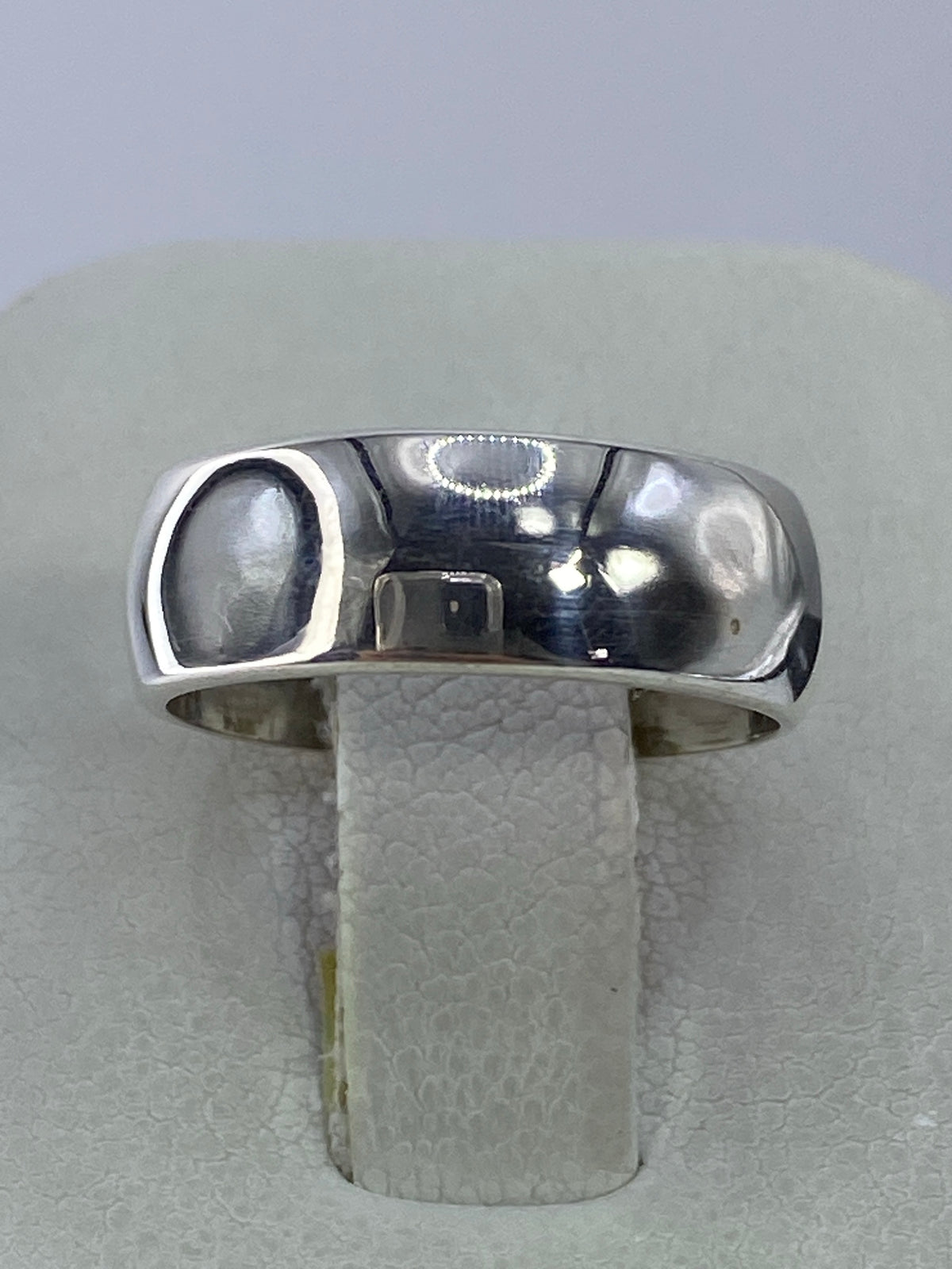 Anillo solitario de plata 925 sobre fondo blanco, vista frontal