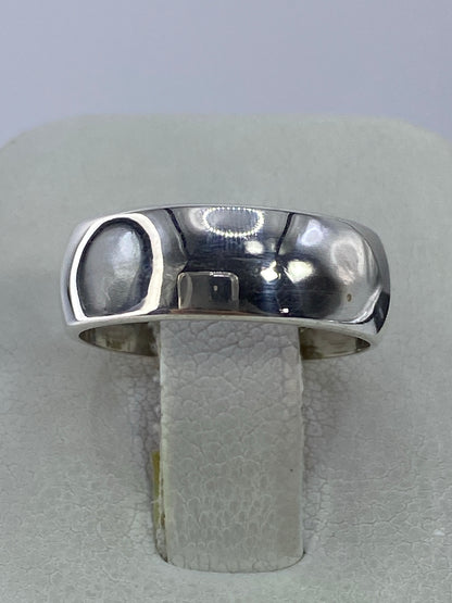 Anillo solitario de plata 925 sobre fondo blanco, vista frontal