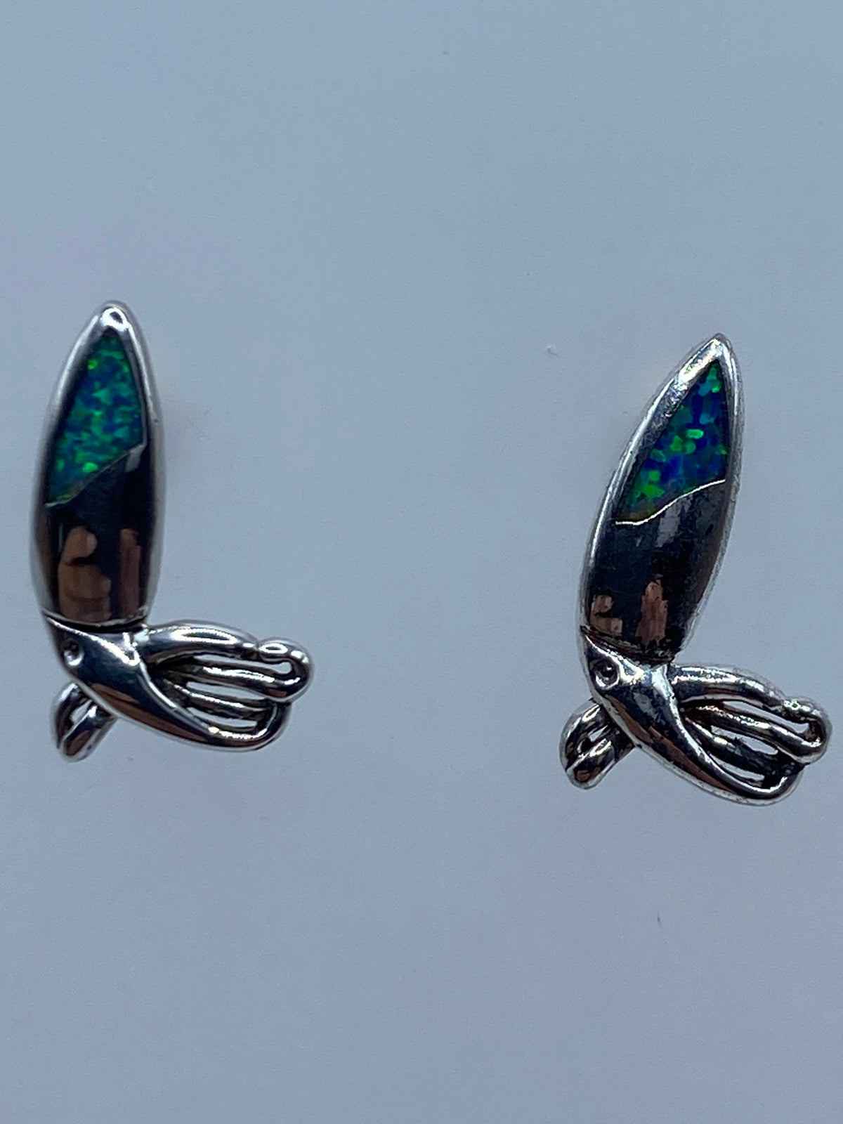 Detalle del ópalo de fuego azul brillante en plata Taxco