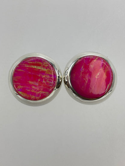 Par de aretes de plata 925 con opalo de fuego rosa engastado, reflejando luz cálida