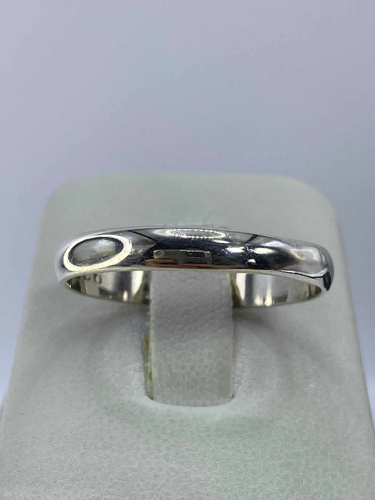 Anillo de plata 925 minimalista con banda pulida en talla 13, vista superior