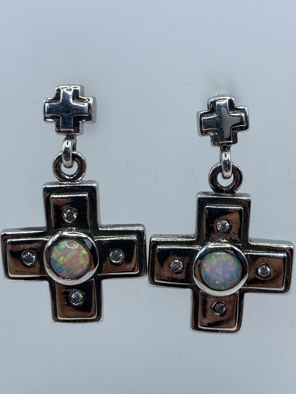 Par de aretes de plata 925 con ópalo de fuego multicolor en forma de cruz, engaste a mano