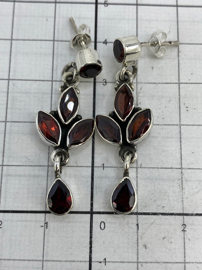 Aretes sobre fondo blanco con marca de peso 8.59 g, Quinto 925 visible