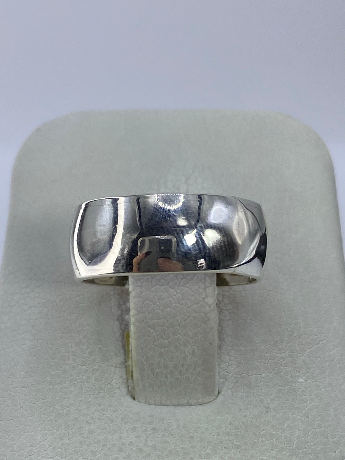 Anillo de plata pulido minimalista en mano, talla 4