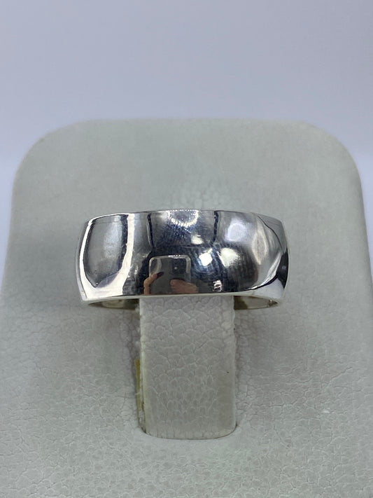 Anillo de plata pulido minimalista en mano, talla 4