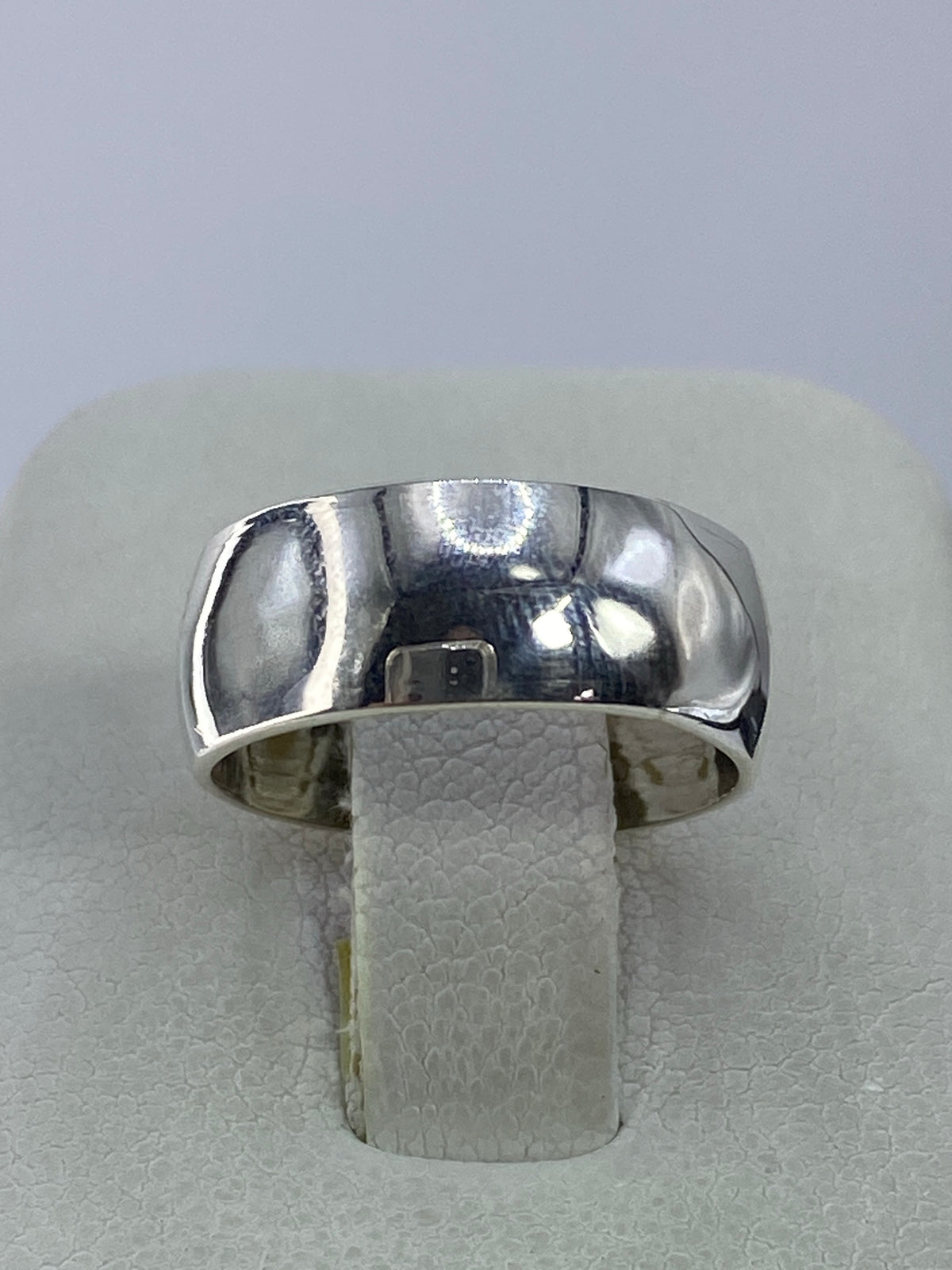 Anillo sobre fondo blanco mostrando acabado pulido
