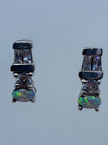 Par de aretes de plata con ópalo de fuego multicolor engastado