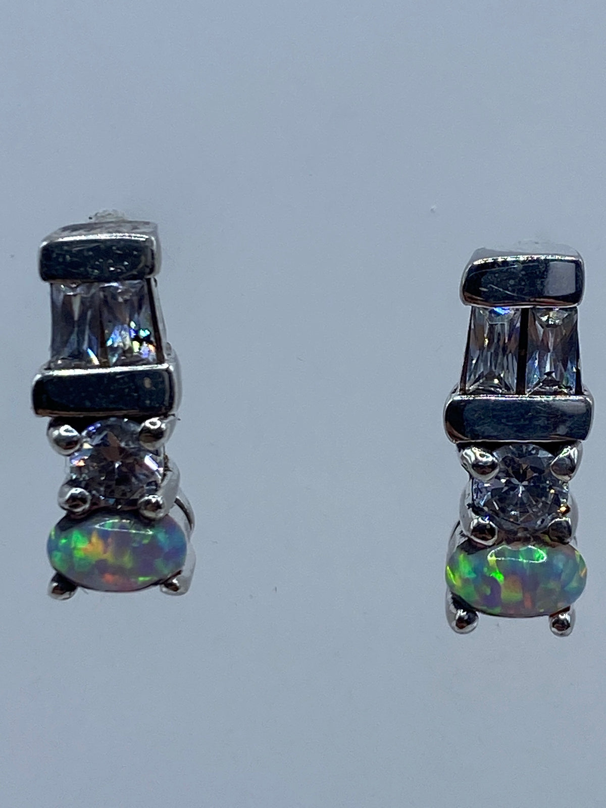 Aretes colocados mostrando el tamaño de 1.7 cm