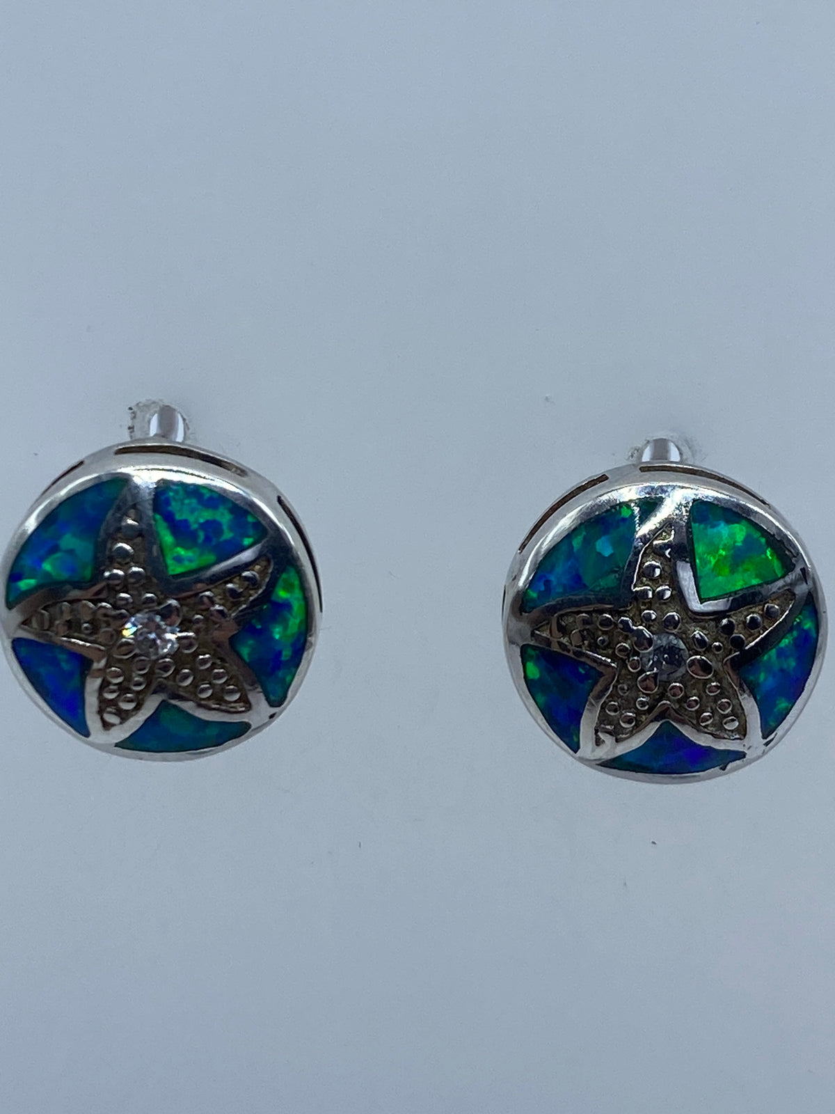 Detalle del ópalo de fuego azul en el engaste de plata 925