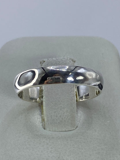 Anillo de plata 925 pulido minimalista en banda lisa sobre display