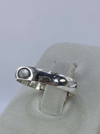 Vista lateral del anillo de plata unisex mostrando el acabado espejo