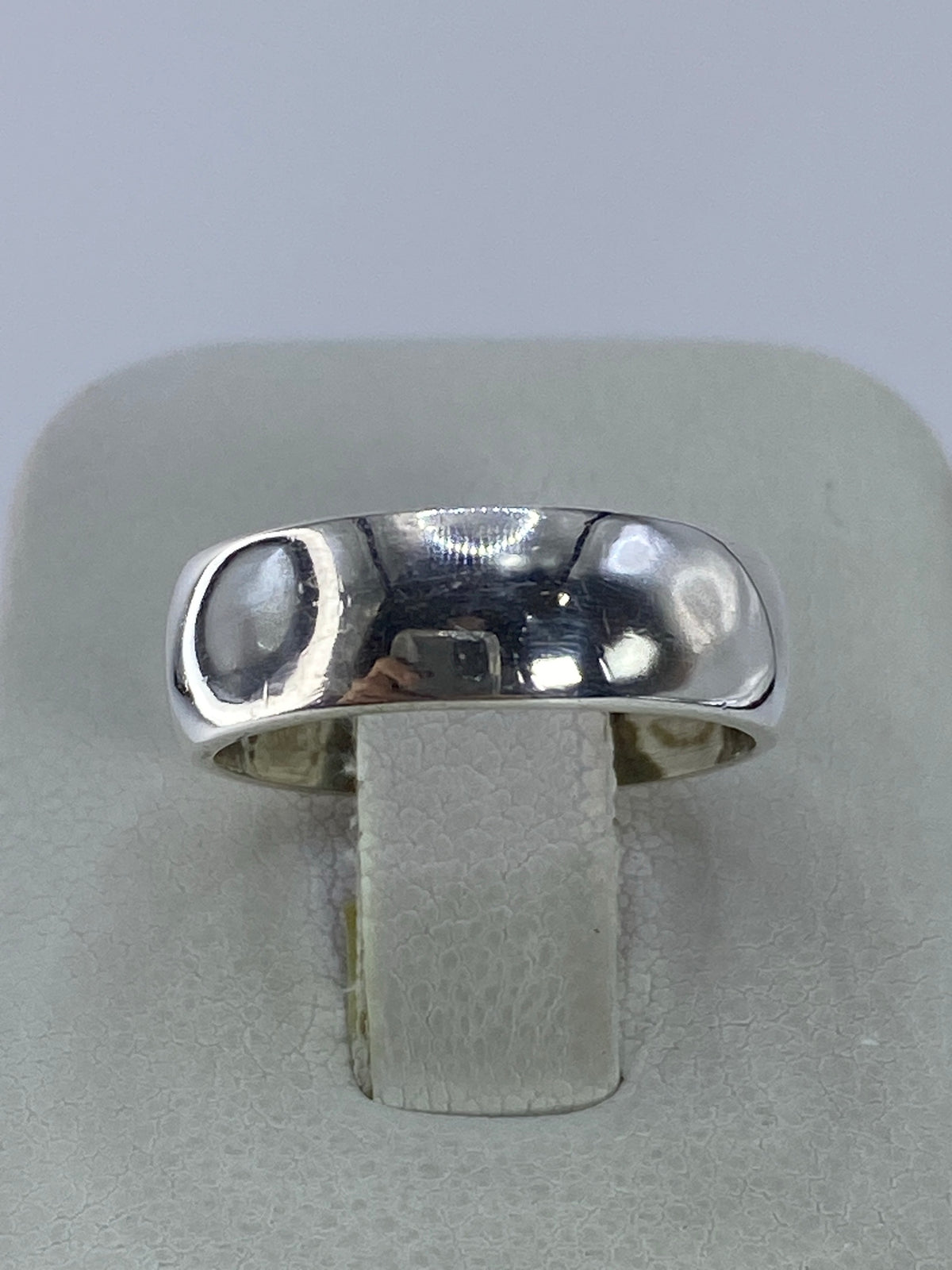 Anillo de plata 925 liso y pulido en la mano, talla 6