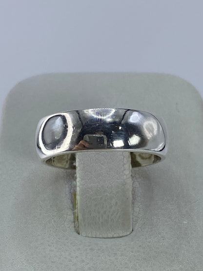 Anillo de plata 925 liso y pulido en la mano, talla 6