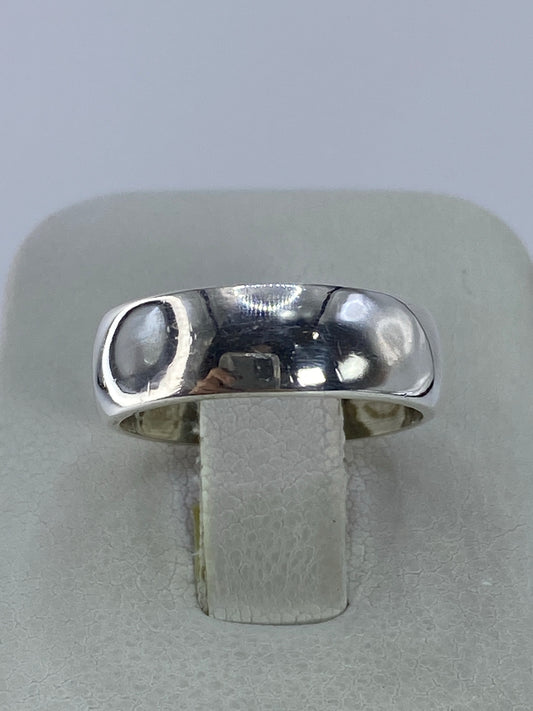 Anillo de plata 925 liso y pulido en la mano, talla 6