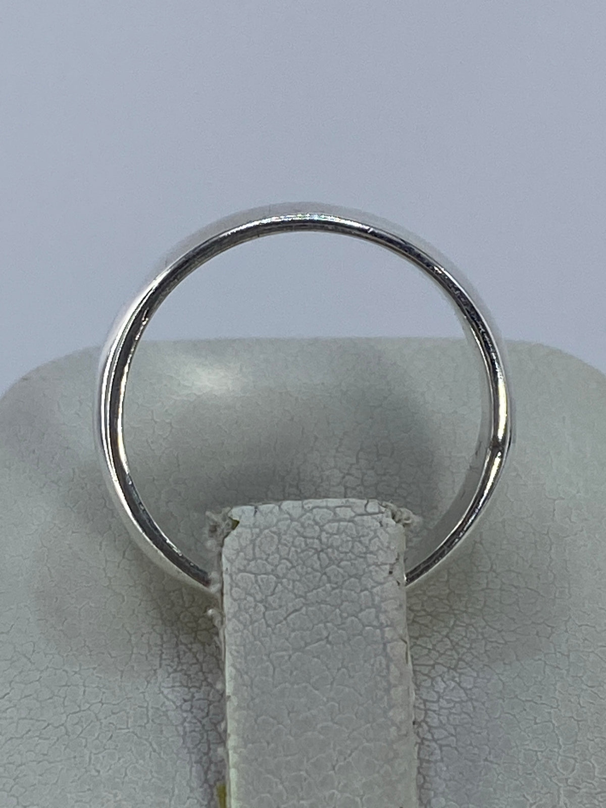 Anillo sobre fondo blanco con el Quinto 925 visible