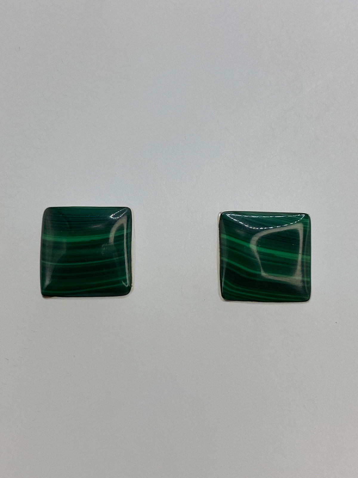 Par de aretes de plata 950 con malaquita verde cuadrada engastada, vista frontal