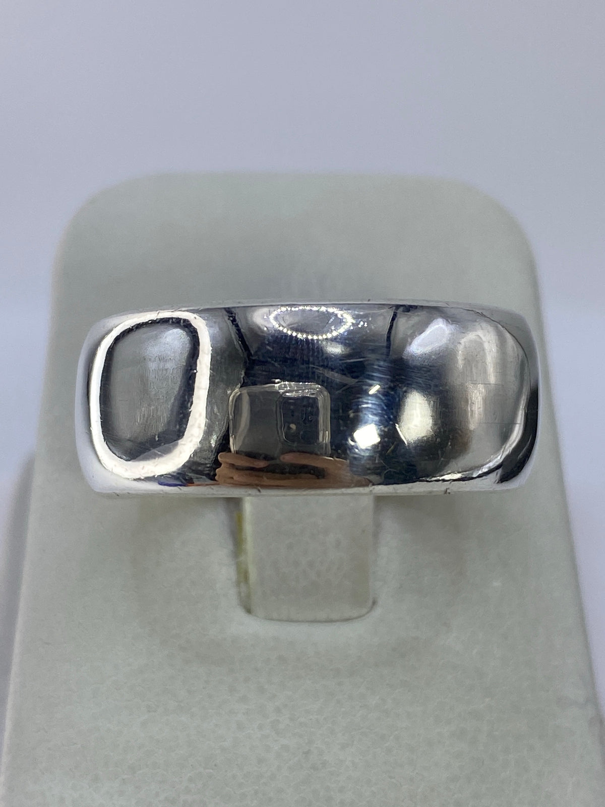 Anillo de plata 925 macizo con diseño liso, vista frontal sobre modelo