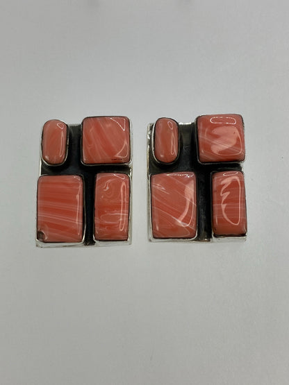 Detalle del engaste a mano del coral rosa en plata 925