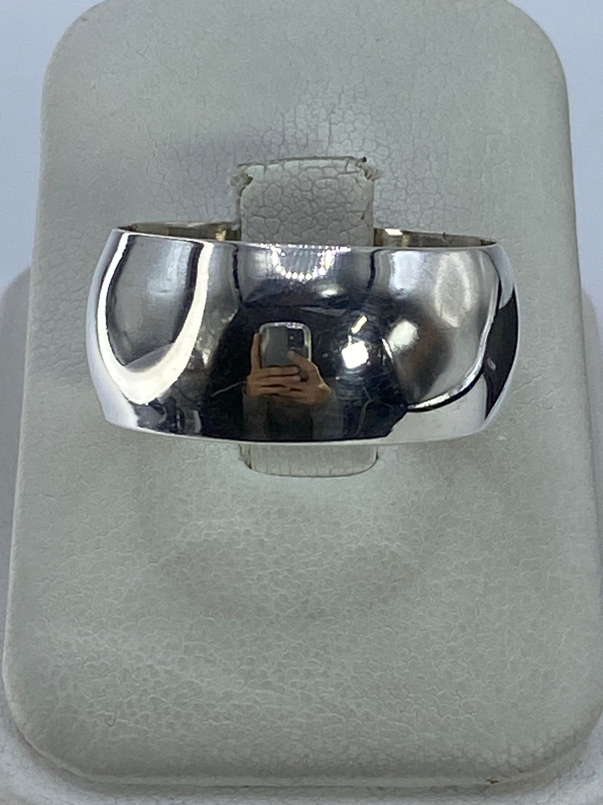 Anillo de plata 925 pulido ancho en la mano, con brillo reflexivo