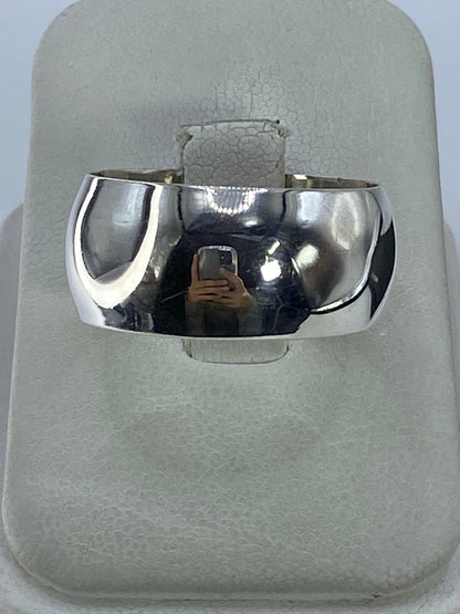 Anillo de plata 925 pulido ancho en la mano, con brillo reflexivo