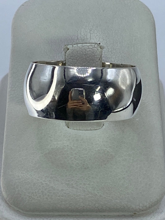 Anillo de plata 925 pulido ancho en la mano, con brillo reflexivo