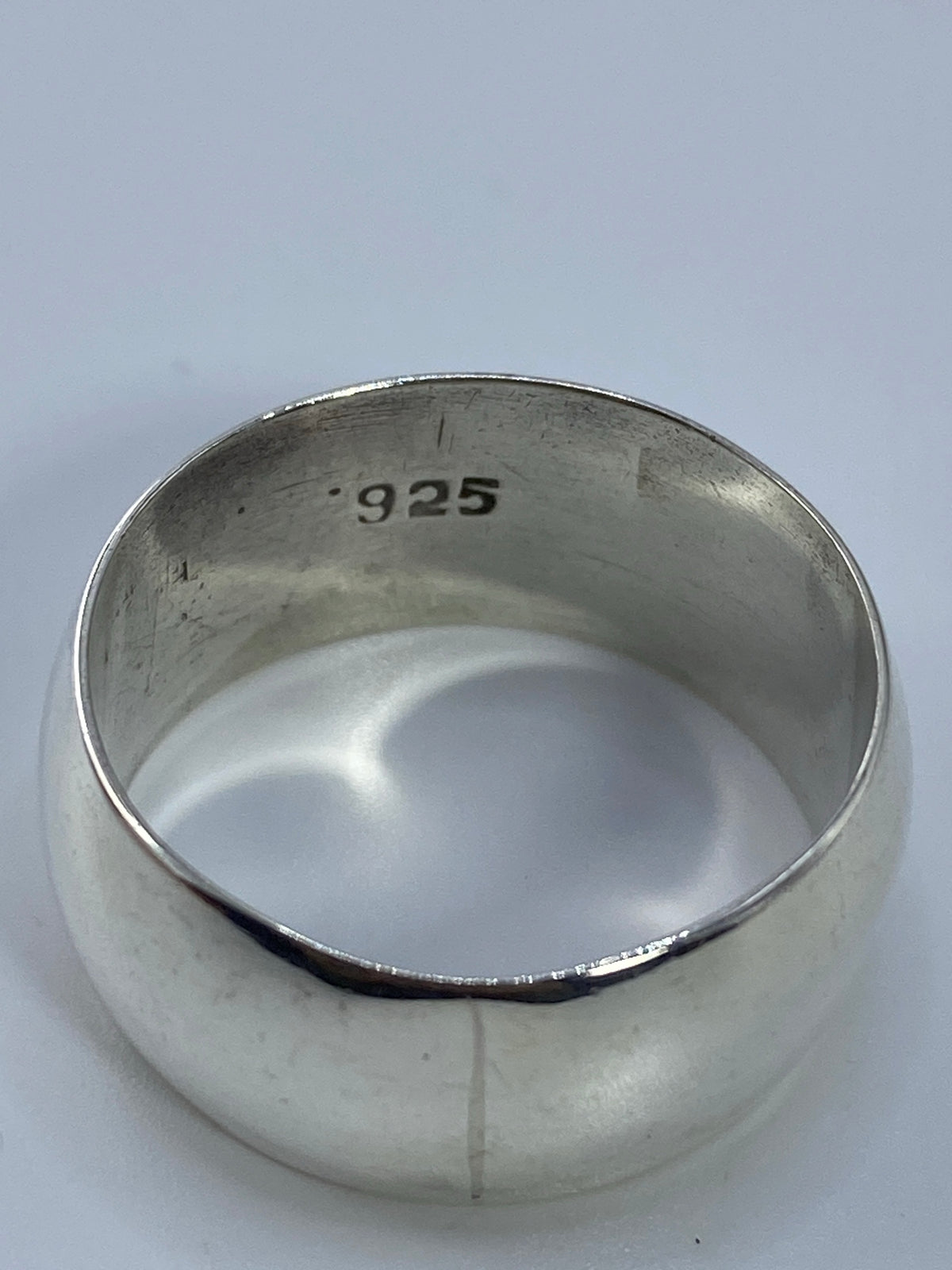 Anillo colocado en dedo, vista de perfil mostrando el ancho generoso