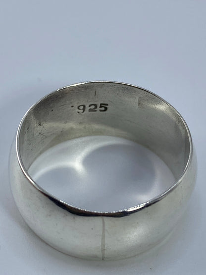 Anillo colocado en dedo, vista de perfil mostrando el ancho generoso