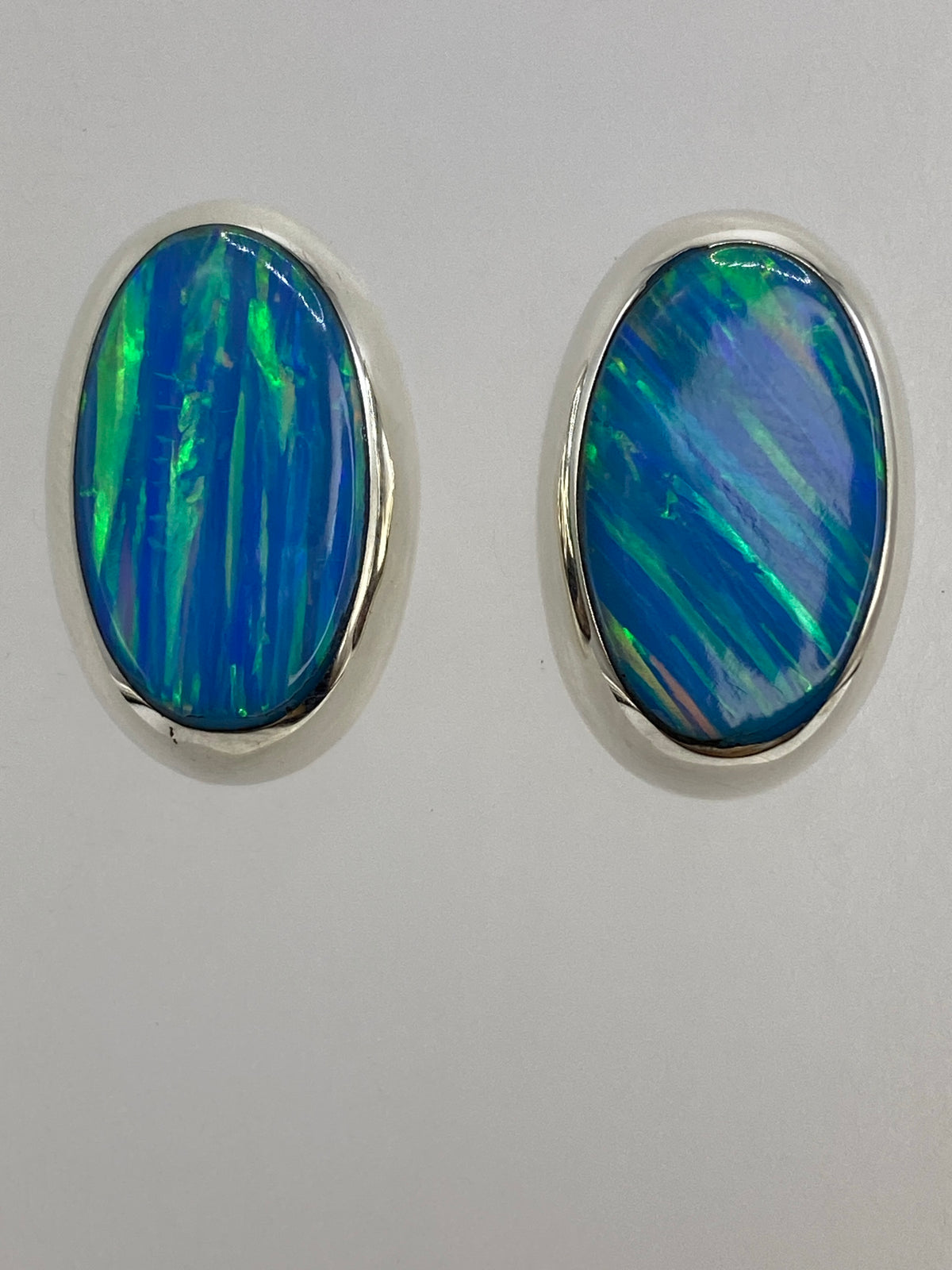 Aretes de plata 925 mostrando el engaste preciso de la piedra