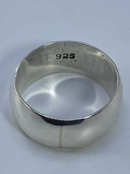 Anillo de plata en la mano, escala real del tamaño y presencia