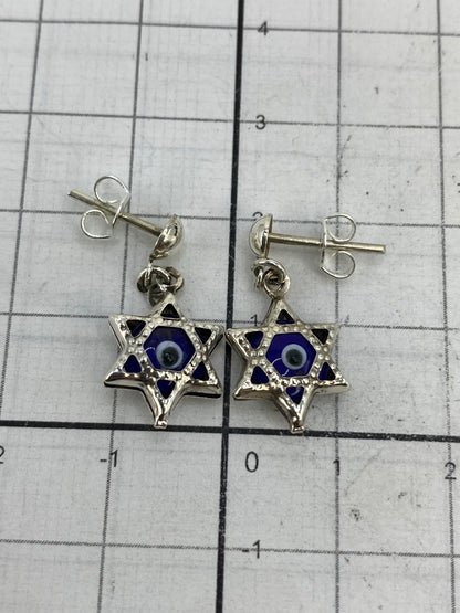 Aretes sobre fondo blanco mostrando el poste de plata 925 y tamaño real (2.3 × 1.2 cm)