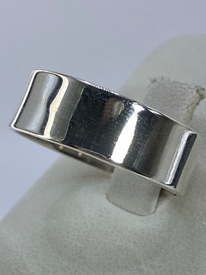 Anillo banda minimalista en plata 925 visto de perfil mostrando su forma recta
