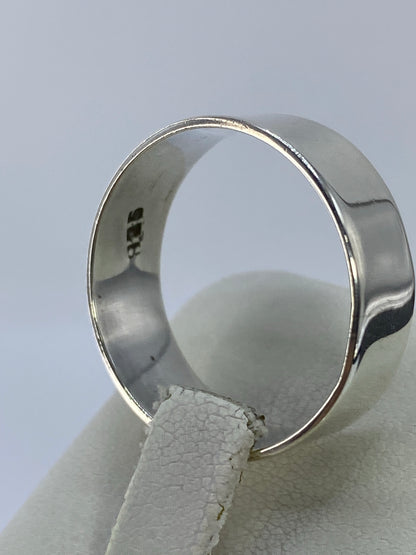 Anillo de plata 925 colocado en el dedo mostrando acabado pulido brillante