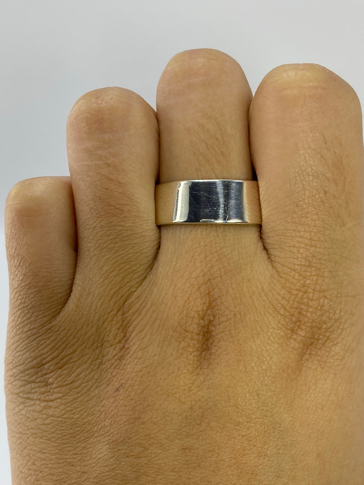 Anillo banda de plata auténtica sobre fondo blanco
